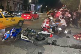 Paramédicos de la Cruz roja atendieron al lesionado.
