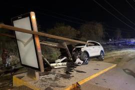 La estructura del parabús fue derribada por completo tras el impacto, lo que generó daños a la infraestructura urbana.