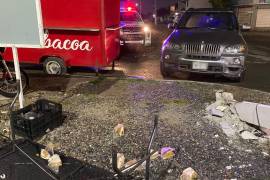 La camioneta derribó parte de la estructura del negocio tras perder el control.