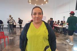Paula Facundo acudió a votar durante una pausa en su jornada laboral como enfermera, luego de recibir un permiso especial en su trabajo.