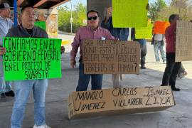 Manifestantes lanzan consignas contra autoridades y expropietarios de AHMSA, reclamando transparencia en la subasta de la empresa.