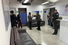 Autoridades acudieron al consultorio médico tras recibir el reporte.