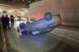 El percance se registró alrededor de las 22:30 horas en el paso a desnivel junto a Plaza Nogalera.