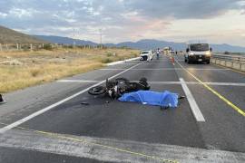 El cuerpo del motociclista quedó tendido sobre el asfalto junto a su moto.