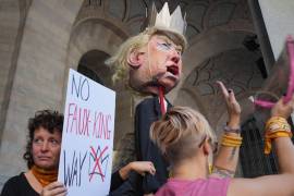 Manifestantes portan una efigie del presidente Donald Trump durante una protesta “No Kings” en el centro de Pittsburgh, el sábado 18 de octubre de 2025.