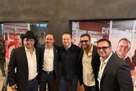 Manolo Jiménez Salinas saluda a Julión Álvarez en el Coliseo Centenario durante su informe.