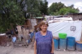 Doña Manuelita Covarrubias, de 64 años, padece un intenso dolor en el lado derecho del abdomen.