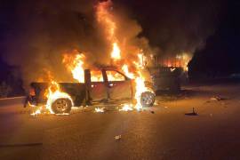 Las unidades involucradas en el choque frontal quedaron envueltas en fuego durante la madrugada.