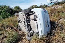 El vehículo quedó volcado en un terreno baldío.