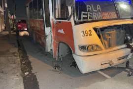 El camión que perdió la llanta fue detenido en el cruce con la calle Manuel Pérez Treviño, después de recorrer más de 50 metros sin neumático.