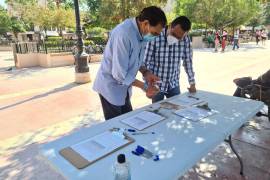 Activistas. En el módulo instalado en la plaza de armas de Torreón un grupo impulsa la consulta que promeve López Obrador.
