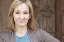 McCartney y J.K. Rowling son galardonados por la reina Isabel II