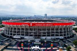 El Azteca, donde será la inauguración del Mundial este 11 de junio, no es como el “circo de las mañaneras”, ni un lugar donde la 4T pueda “llevar acarreados” o controlar la narrativa, de acuerdo con Riva Palacio. Por ello, refiere, la Presidenta ha optado por no exponerse.
