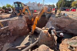 La antigua tubería de asbesto es sustituida por una línea más grande hecha de polietileno de alta densidad.