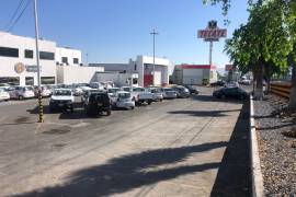 Comando armado irrumpe en bodega de cerveza en Saltillo, se lleva un camión y dos autos