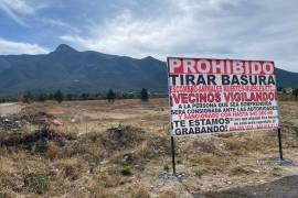 El letrero ciudadano, con una inversión de 2 mil 600 pesos, advierte sobre multas de hasta 45 mil pesos por tirar desechos en la zona.