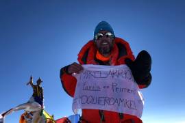 Mexicano escala dos de las montañas más grandes del Mundo ¡en sólo 24 horas!