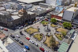 Mejorar la infraestructura urbana, como banquetas y rampas, es clave para fomentar una ciudad más accesible y caminable, aseguraron los expertos en movilidad como Parménides Canseco.