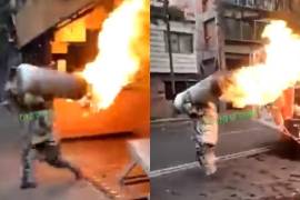 El integrante del Heroico Cuerpo de Bomberos de la CDMX realizó la increíble hazaña mientras se incendiaba un restaurante.
