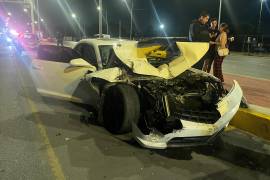 El percance dejó únicamente daños materiales tanto en el automóvil deportivo como en el camión, situación que permitió que las labores de atención concluyeran sin mayores complicaciones para los ocupantes.