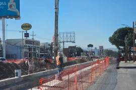 Trabajos de interconexión del drenaje sanitario se mantienen sobre el bulevar Independencia como parte de la construcción del Sistema Vial Abastos-Independencia; las maniobras obligaron a implementar desvíos temporales en la zona.