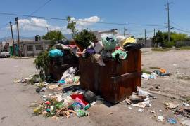 Contenedores saturados y residuos acumulados forman parte de los reportes ciudadanos sobre el servicio de recolección en Monclova.