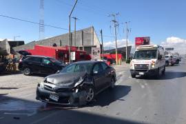 Por meterse sin precaución a estacionamiento, para almorzar, provoca choque en Saltillo