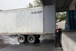 Un joven de 19 años resultó gravemente lesionado tras quedar prensado entre un tráiler y un muro de descarga en un establecimiento de San Nicolás, Nuevo León; fue trasladado al IMSS con lesiones en columna y cadera.