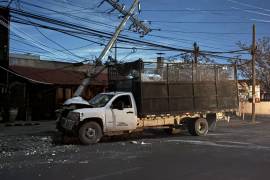 Elementos de Tránsito Municipal abanderan la zona para garantizar la seguridad vial tras el accidente.