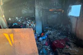 Elementos de Protección Civil y Bomberos de Allende combatieron durante la madrugada el incendio registrado en una vivienda de la colonia Ampliación Ignacio Allende.