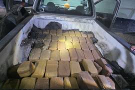 Los paquetes de droga, envueltos con cinta, fueron encontrados en la caja de una pick up, donde el conductor intentó ocultarlos bajo escombro y recubrimientos plásticos.