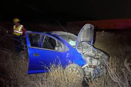 El vehículo compacto terminó volcado tras sufrir tres impactos consecutivos en la carretera Monterrey-Saltillo.