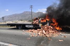 Choque con incendio bloquea la carretera Saltillo-Monterrey