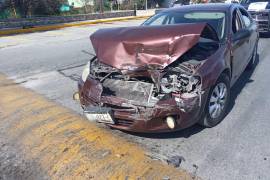 El automóvil Stratus involucrado en el choque por alcance, que causó daños a una camioneta MG, sobre el bulevar Plan de Guadalupe.