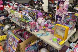 Esta fotografía facilitada por el Ejército de Salvación el sábado 18 de diciembre muestra juguetes donados después del robo de una camioneta de esa organización caritativa llena de juguetes que serían obsequiados.