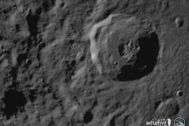 El módulo Odiseo, que tiene programado posarse este jueves sobre la Luna en lo que será el primer alunizaje de EE.UU. en más de medio siglo, envió una foto de la superficie lunar antes de su aterrizaje.