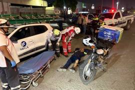 El joven quedó tendido sobre el pavimento tras perder el control de su motocicleta, por lo que fue necesaria la intervención de cuerpos de emergencia para su valoración médica.