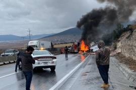 Otro accidente en Los Chorros, tráiler en llamas