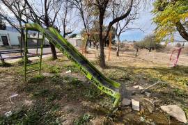 Entre juegos vencidos y fugas de agua, no hay manera en que los menores se diviertan.