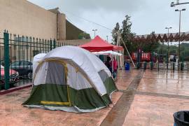 Las personas se encuentran haciendo fila para otros.