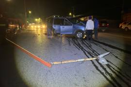 El impacto causó la caída de una luminaria en medio de la calle, obstruyendo el paso vehicular por algunos minutos.