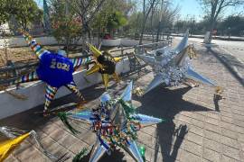 Todos los miembros participan en la elaboración de las piñatas, tradición que se ha convertido en el principal sustento de la familia de Juan Antonio Rodríguez.