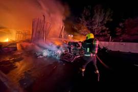 Los dos tractocamiones involucrados en el choque por alcance terminaron envueltos en llamas tras el accidente registrado durante la madrugada de este sábado.
