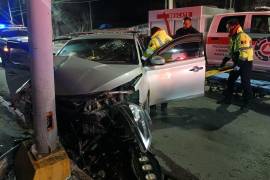 El Nissan Sentra terminó severamente dañado tras impactarse contra una luminaria en Ramos Arizpe.