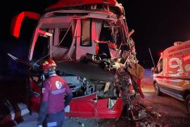 Elementos de Protección Civil, Cruz Roja y Bomberos atendieron el choque entre un autobús de pasajeros y un tráiler ocurrido en la Carretera Nacional, a la altura del kilómetro 136, en Linares