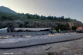 La circulación en la carretera federal 57 permaneció afectada durante más de dos horas mientras se retiraban las unidades y los objetos esparcidos.