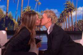 Ellen DeGeneres besa a Jennifer Aniston durante entrevista