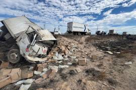 Autoridades investigan el choque ocurrido en la carretera federal 53, a la altura de Mina. El camión trasladaba medicamento.