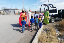 Policías y Pronnif se visten de Reyes Magos en San Buenanventura, Coahuila