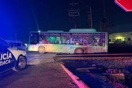 Conductor de ruta urbana se distrae y termina impactado por el tren en NL